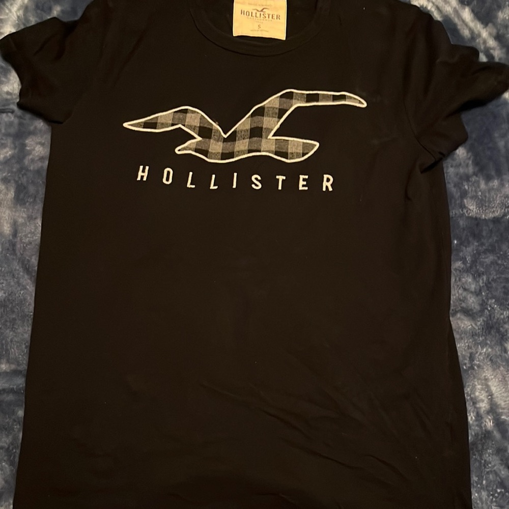 Small black hollister shirt